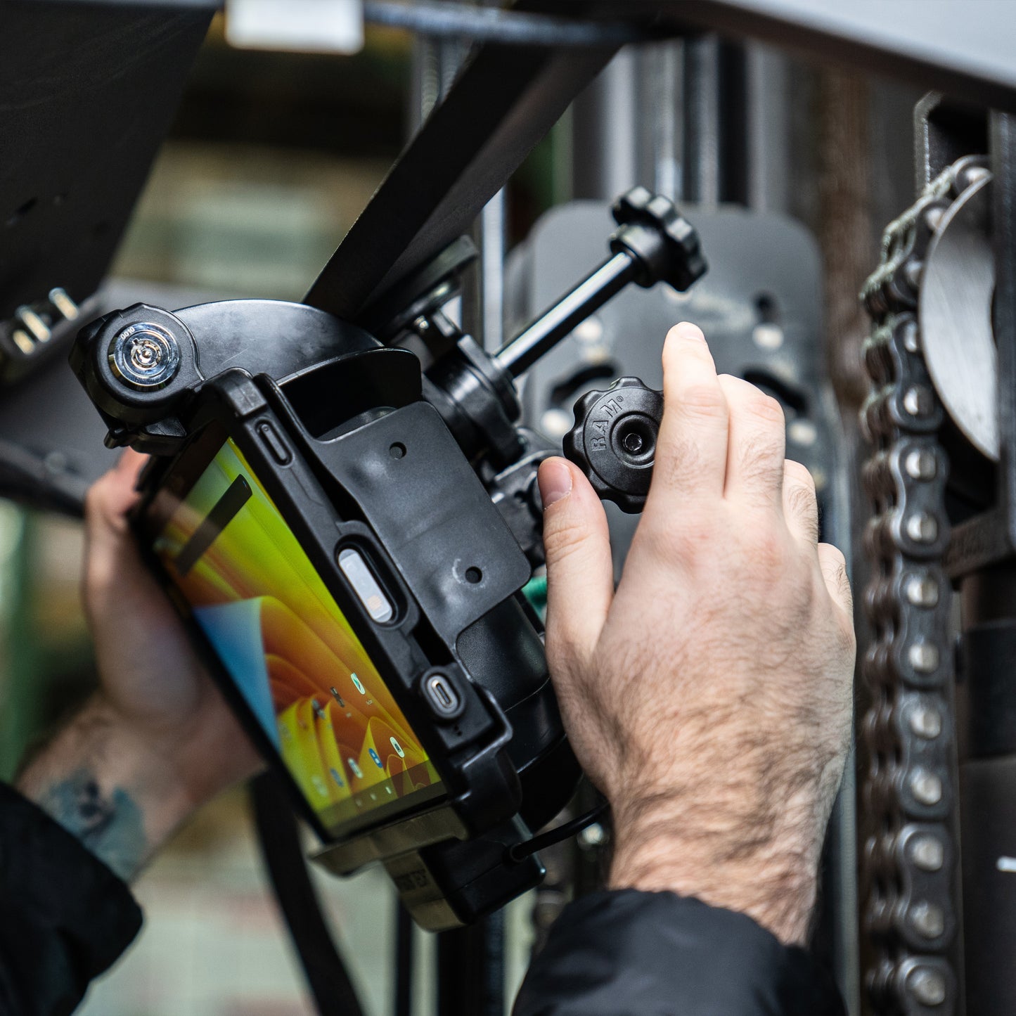 RAM® Dual 90-Degree Pivot Magnetic Mount with Knob