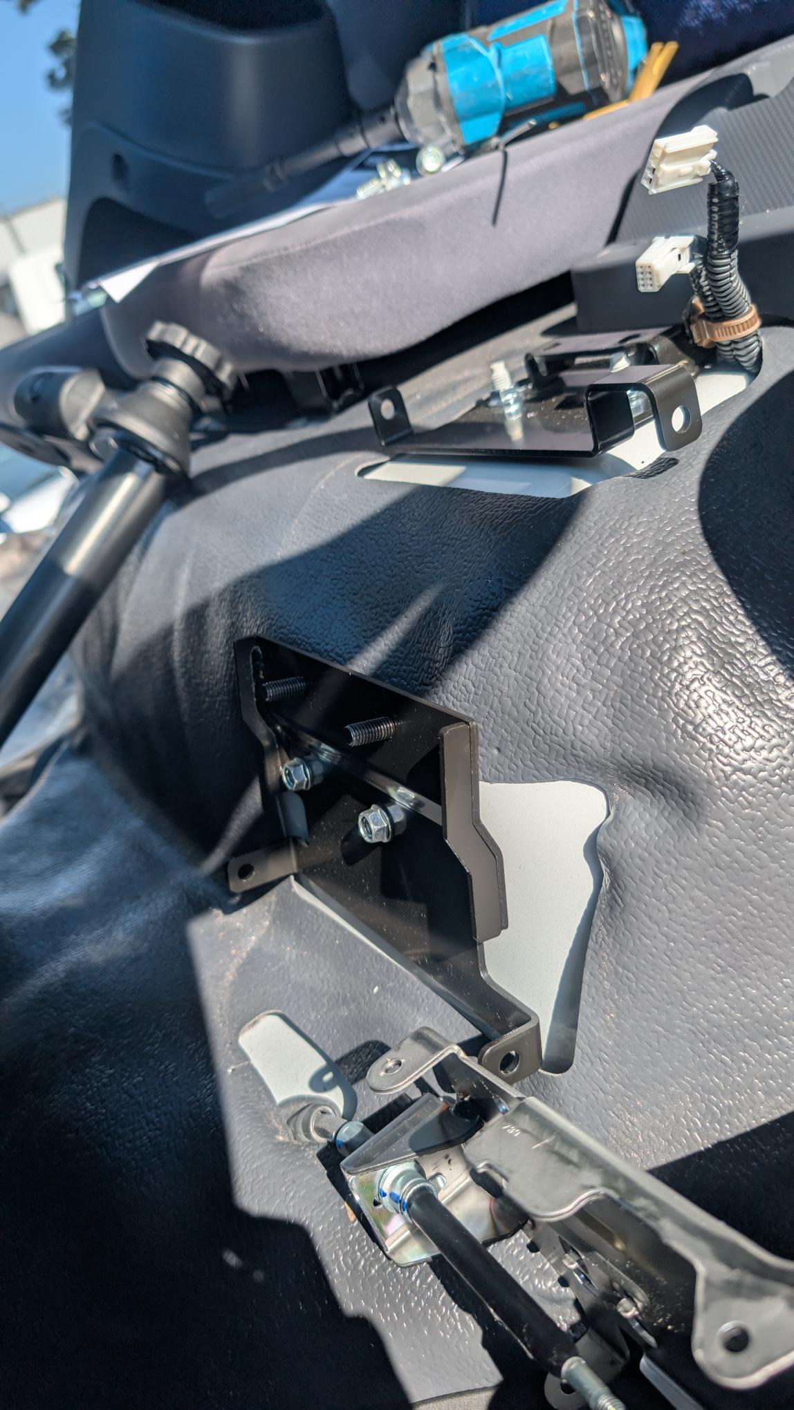 RAM-VB-197-SW2NT RAM No-Drill Vehicle Mount for '00-17