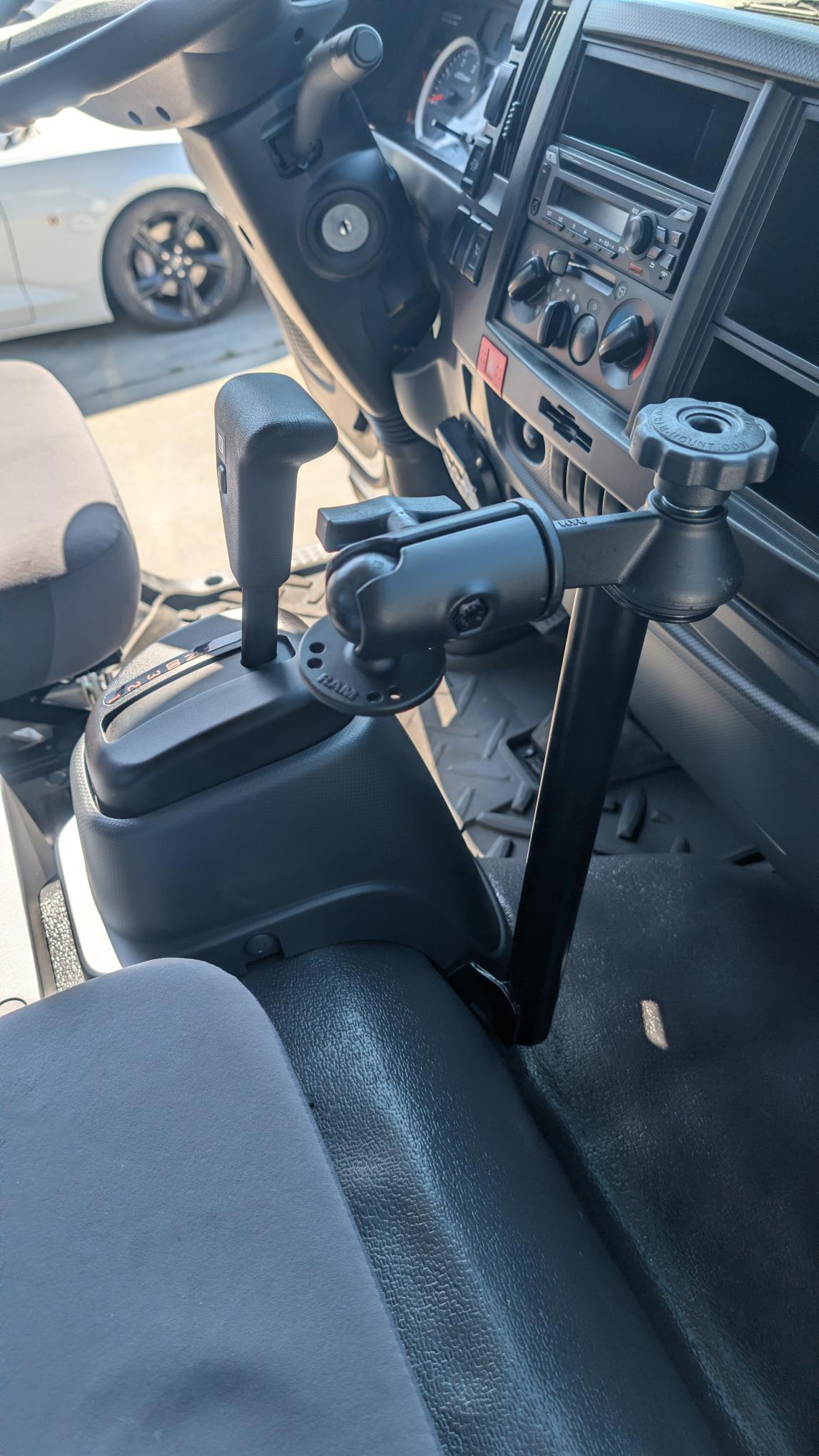 RAM-VB-197-SW2NT RAM No-Drill Vehicle Mount for '00-17